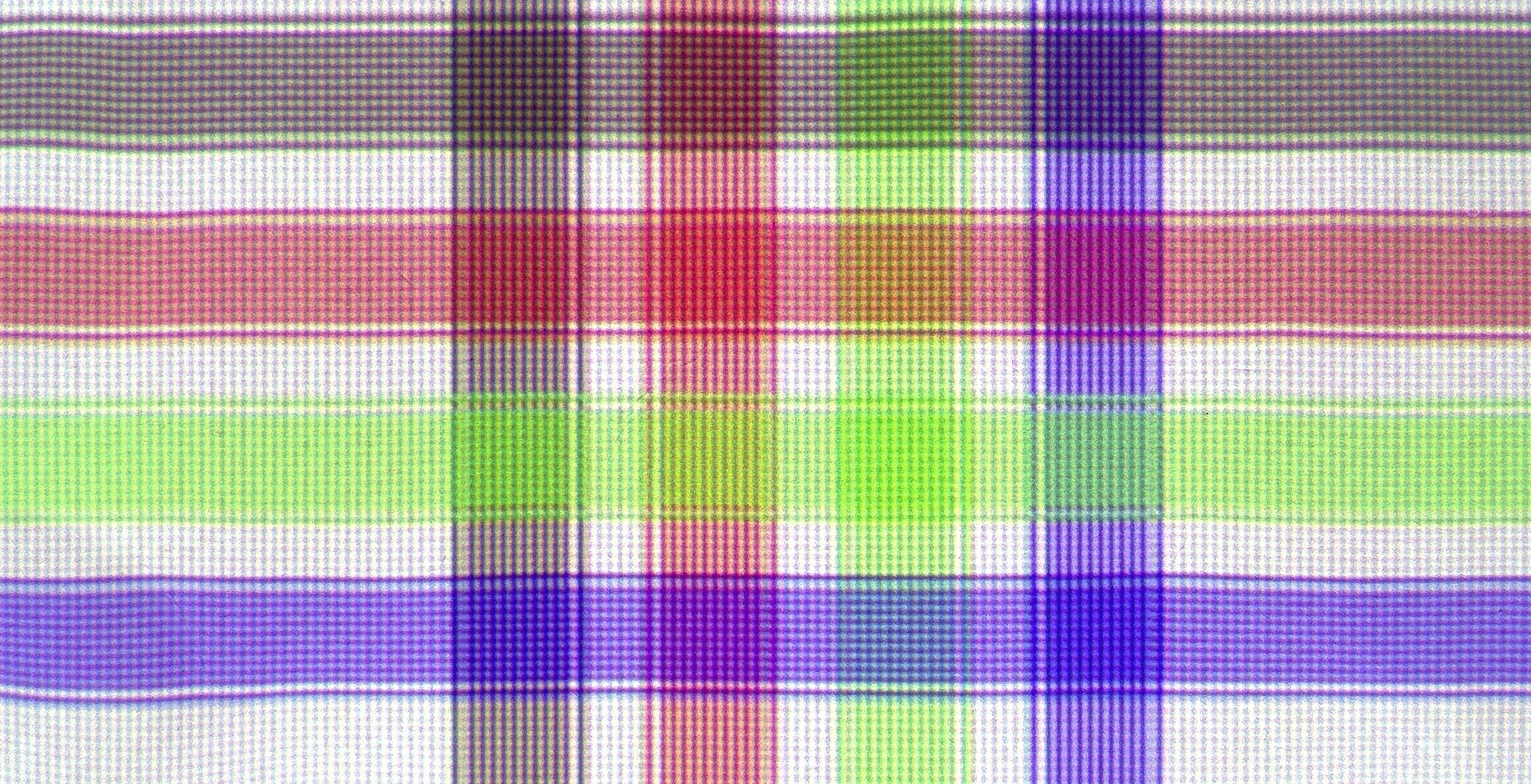 Макроснимок тестового шаблона plaid в 4K: пучки однопиксельных цветных линий пересекаются на белом поле